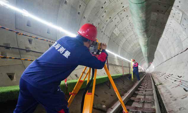 Topógrafo trabajando dentro de un túnel